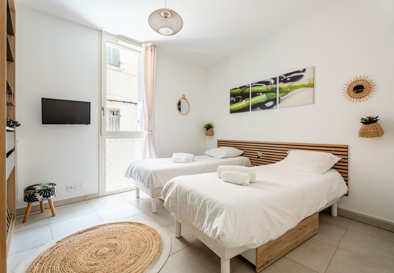 Appartement à La Ciotat - Areno. Moderne 30m du port, clim terrasse jardinet
