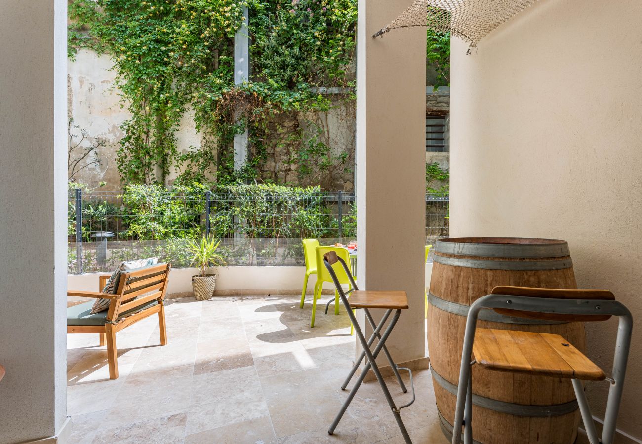 Appartement à La Ciotat - Areno. Moderne 30m du port, clim terrasse jardinet