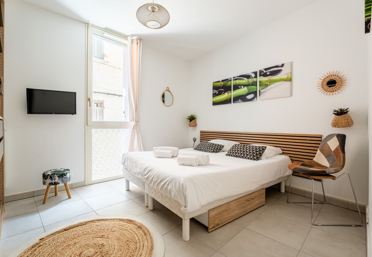 Appartement à La Ciotat - Areno. Moderne 30m du port, clim terrasse jardinet