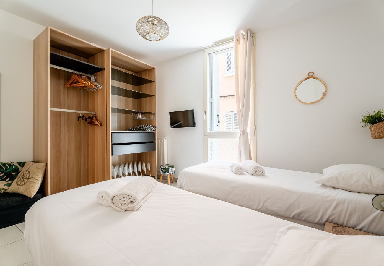 Appartement à La Ciotat - Areno. Moderne 30m du port, clim terrasse jardinet