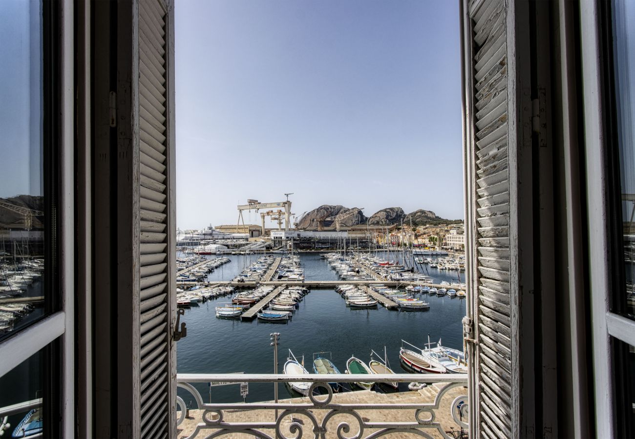 Appartement à La Ciotat - Goélette. Charme et luminosité. Vue mer. Clim.