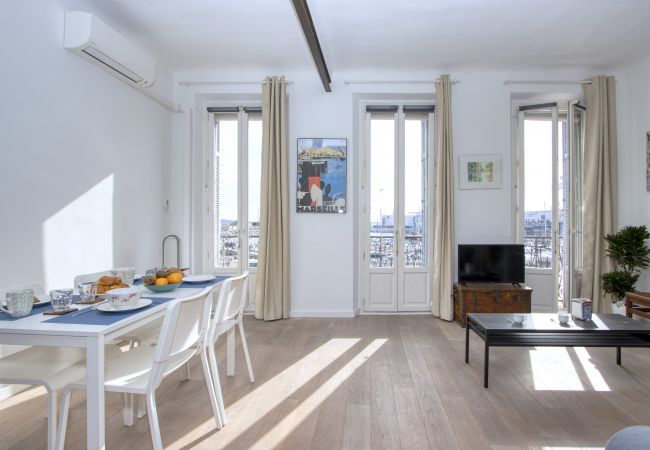 Appartement à La Ciotat - Larbo. Appartement lumineux, vue port, clim Appartement à La Ciotat - Larbo. Appartement lumineux, vue port, clim