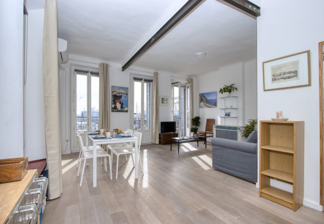 Appartement à La Ciotat - Larbo. Appartement lumineux, vue port, clim Appartement à La Ciotat - Larbo. Appartement lumineux, vue port, clim