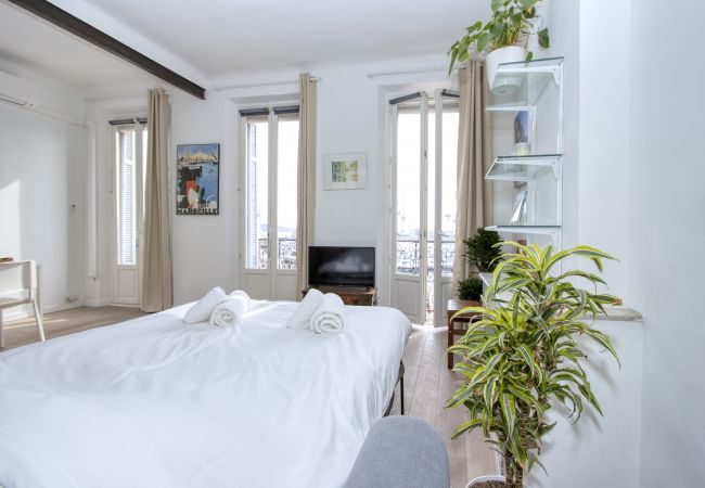 Appartement à La Ciotat - Larbo. Appartement lumineux, vue port, clim