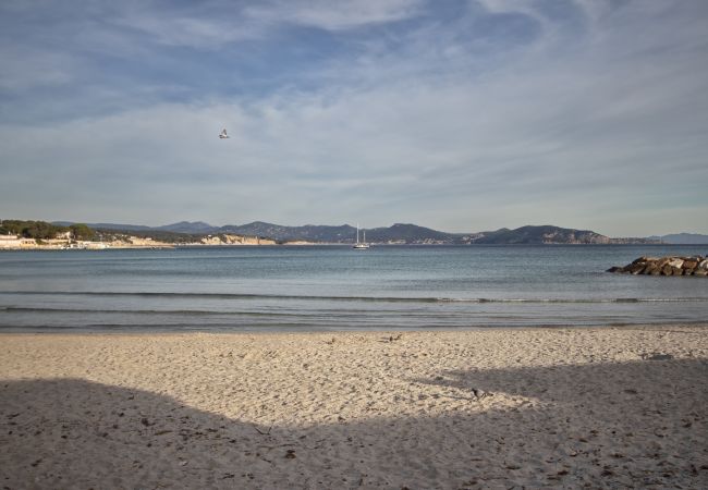 Appartement à La Ciotat - Larbo. Appartement lumineux, vue port, clim