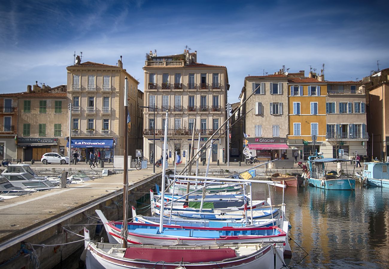 Appartement à La Ciotat - Larbo. Appartement lumineux, vue port, clim