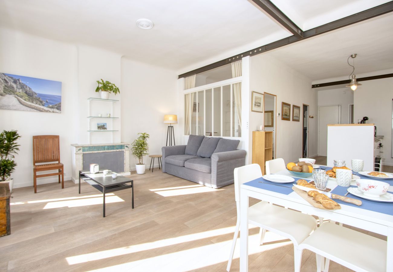 Appartement à La Ciotat - Larbo. Appartement lumineux, vue port, clim