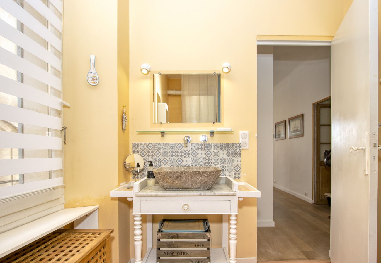 Appartement à La Ciotat - Larbo. Appartement lumineux, vue port, clim