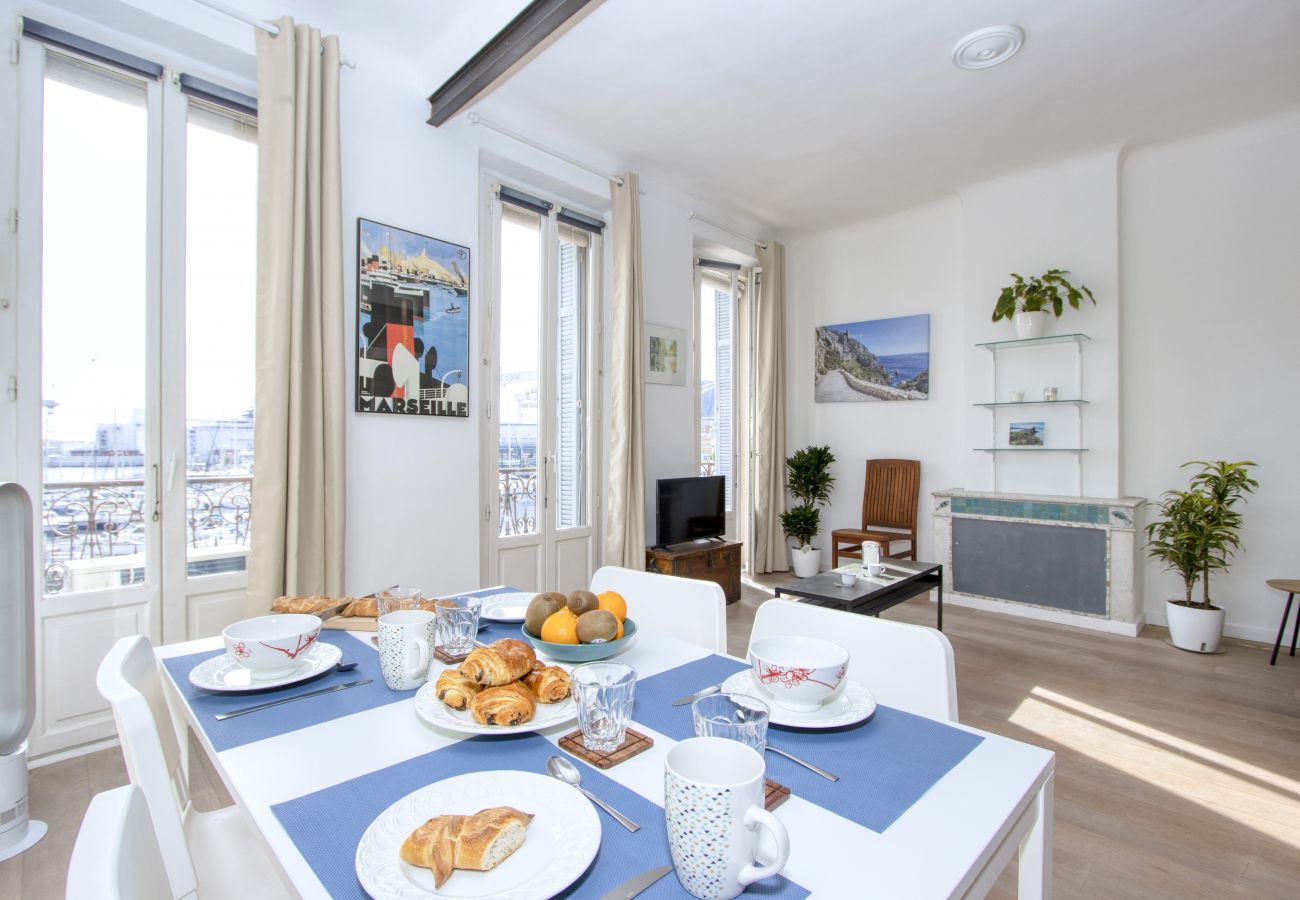 Appartement à La Ciotat - Larbo. Appartement lumineux, vue port, clim