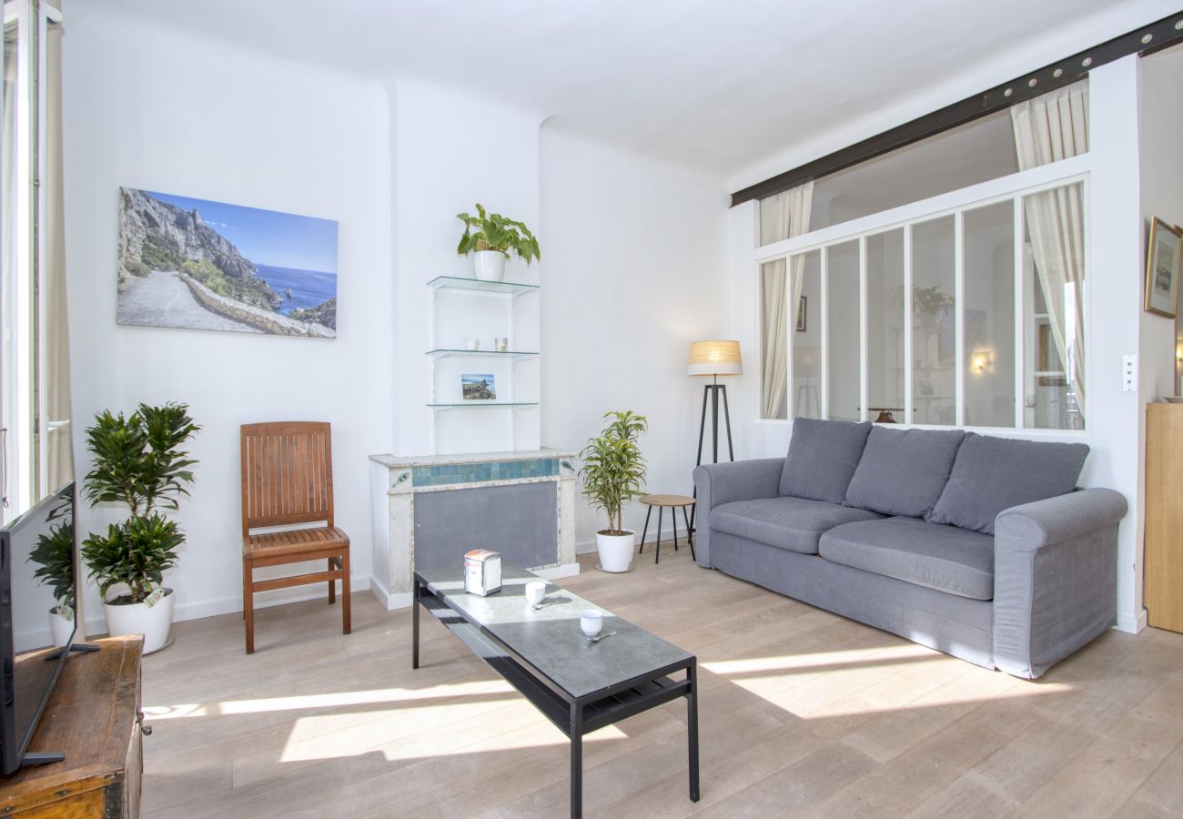 Appartement à La Ciotat - Larbo. Appartement lumineux, vue port, clim