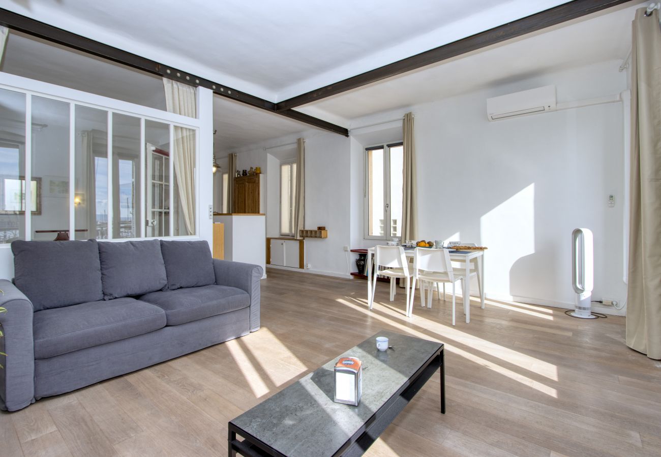 Appartement à La Ciotat - Larbo. Appartement lumineux, vue port, clim