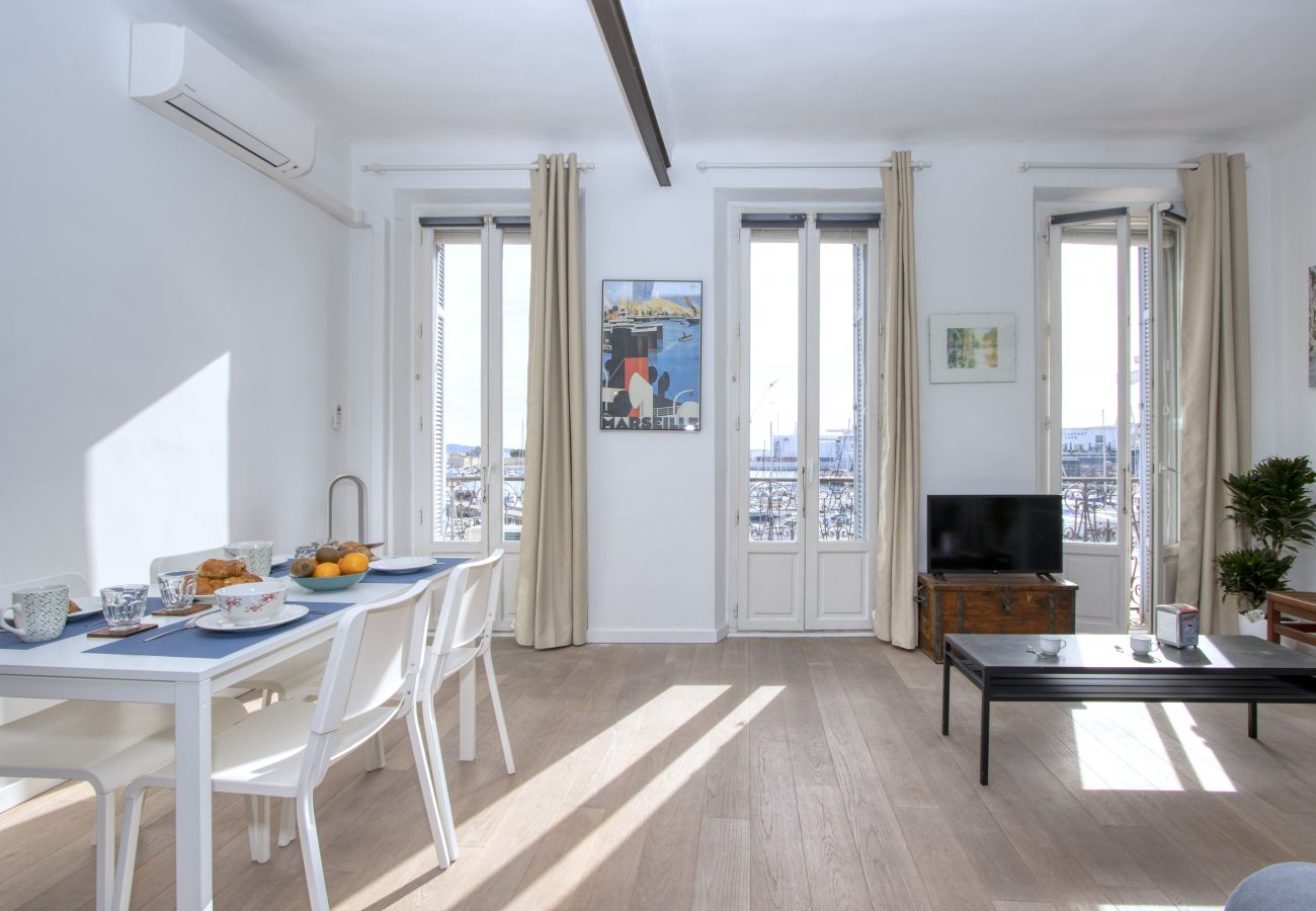 Appartement à La Ciotat - Larbo. Appartement lumineux, vue port, clim