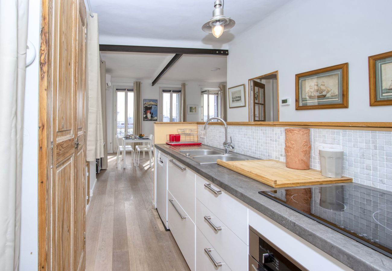Appartement à La Ciotat - Larbo. Appartement lumineux, vue port, clim