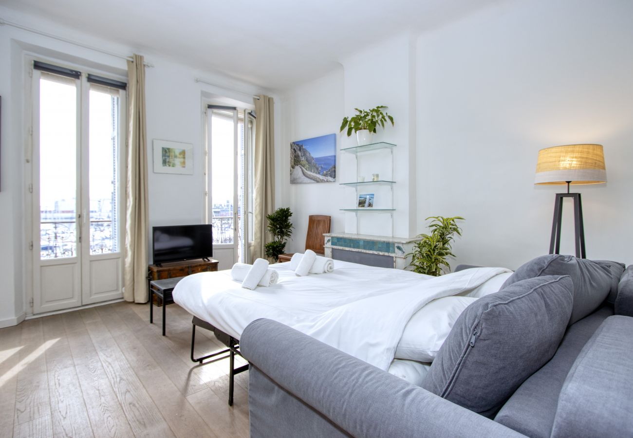 Appartement à La Ciotat - Larbo. Appartement lumineux, vue port, clim
