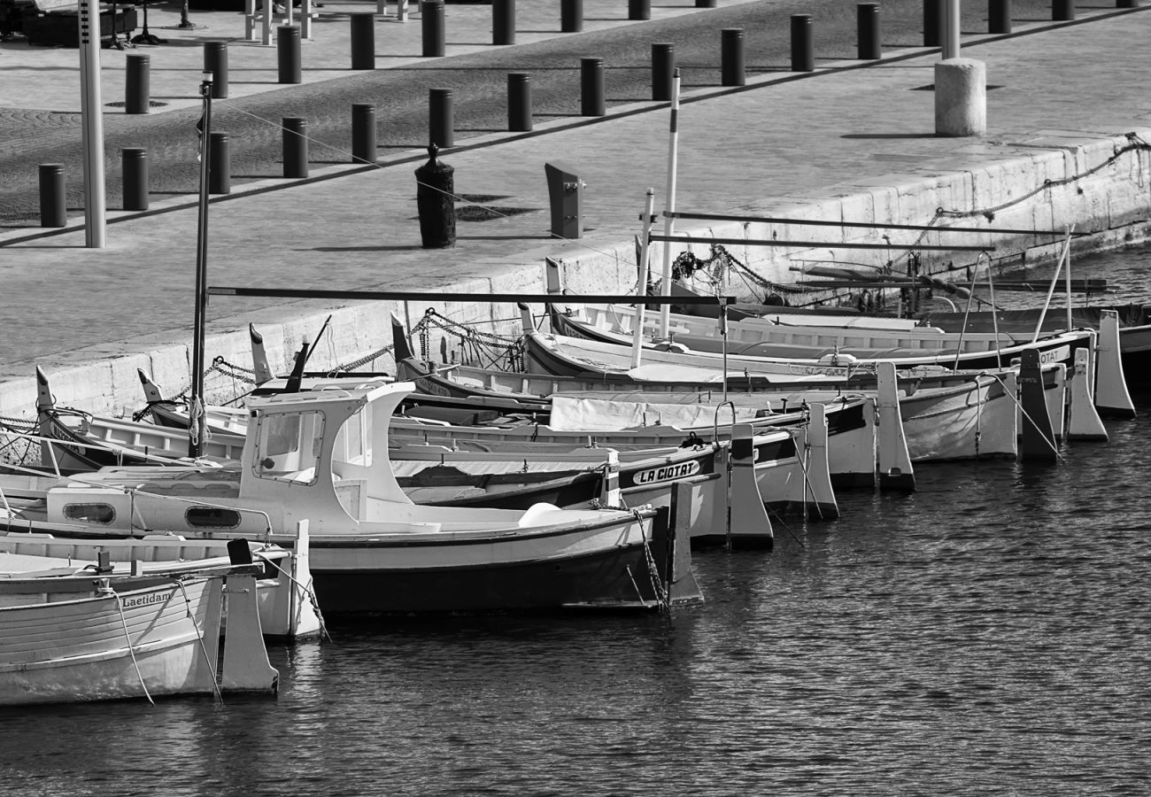 Appartement à La Ciotat - Larbo. Appartement lumineux, vue port, clim