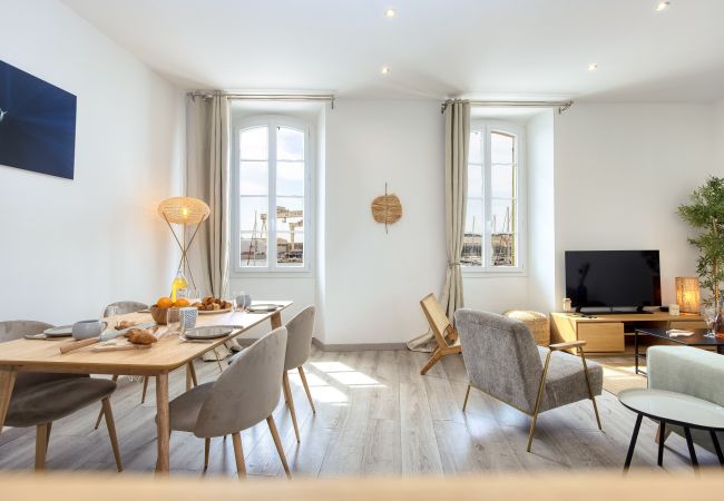 Appartement à La Ciotat - Vairo. Duplex lumineux, vue port, clim Appartement à La Ciotat - Vairo. Duplex lumineux, vue port, clim