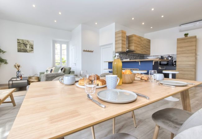 Appartement à La Ciotat - Vairo. Duplex lumineux, vue port, clim Appartement à La Ciotat - Vairo. Duplex lumineux, vue port, clim