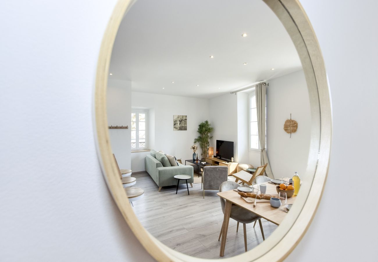Appartement à La Ciotat - Vairo. Duplex lumineux, vue port, clim