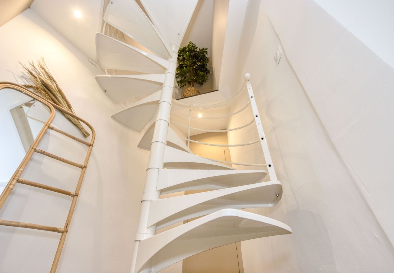 Appartement à La Ciotat - Vairo. Duplex lumineux, vue port, clim