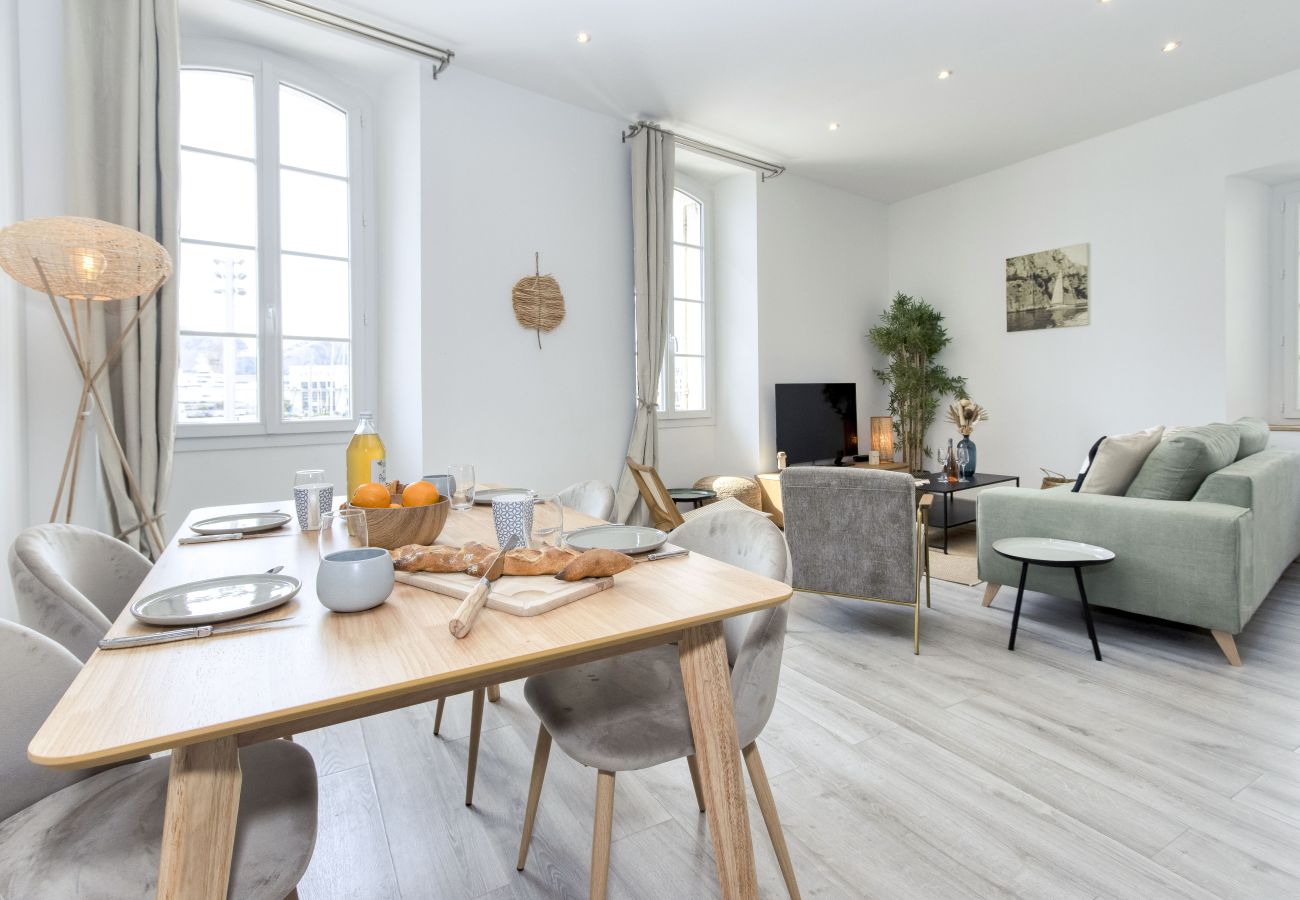 Appartement à La Ciotat - Vairo. Duplex lumineux, vue port, clim