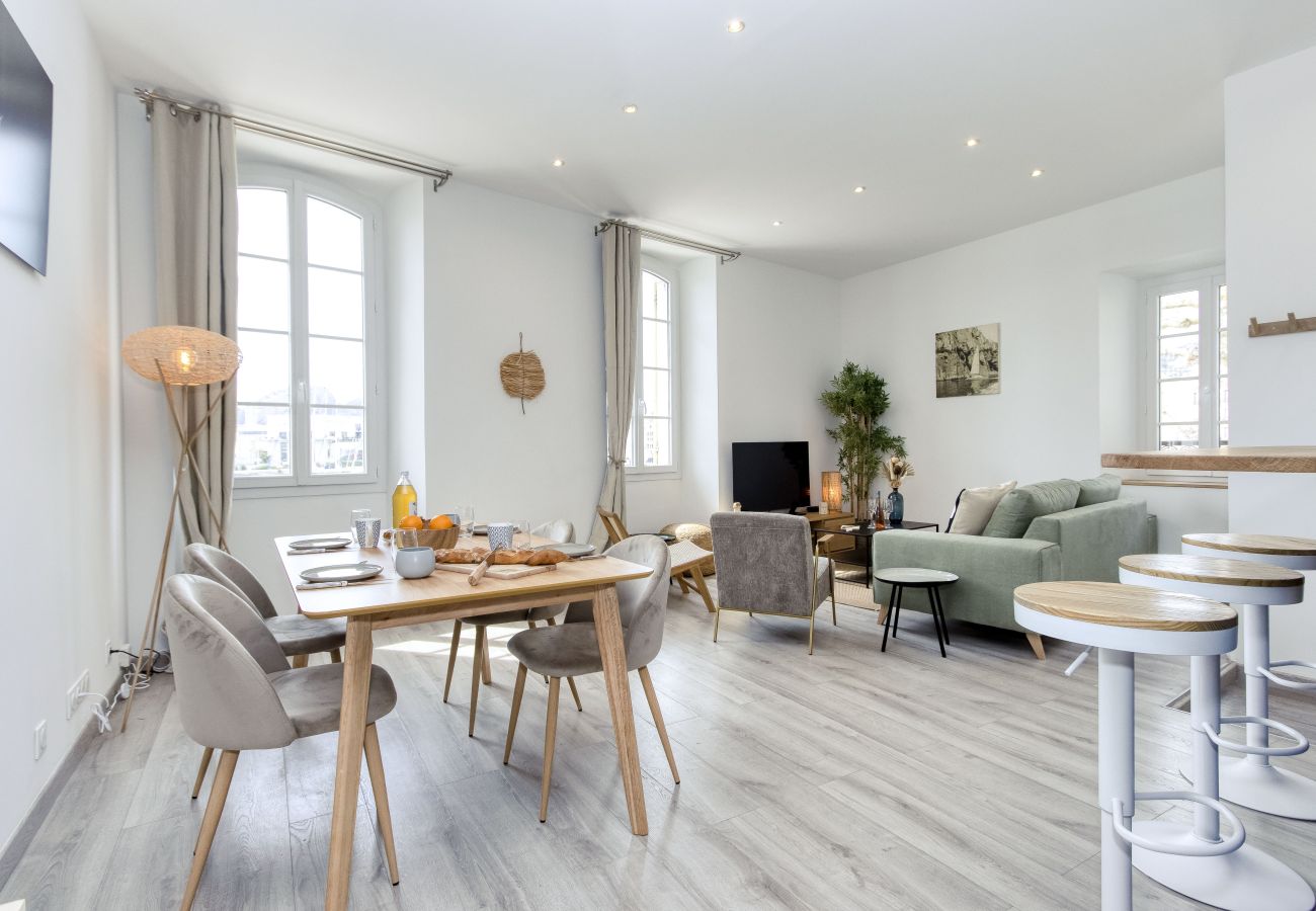 Appartement à La Ciotat - Vairo. Duplex lumineux, vue port, clim
