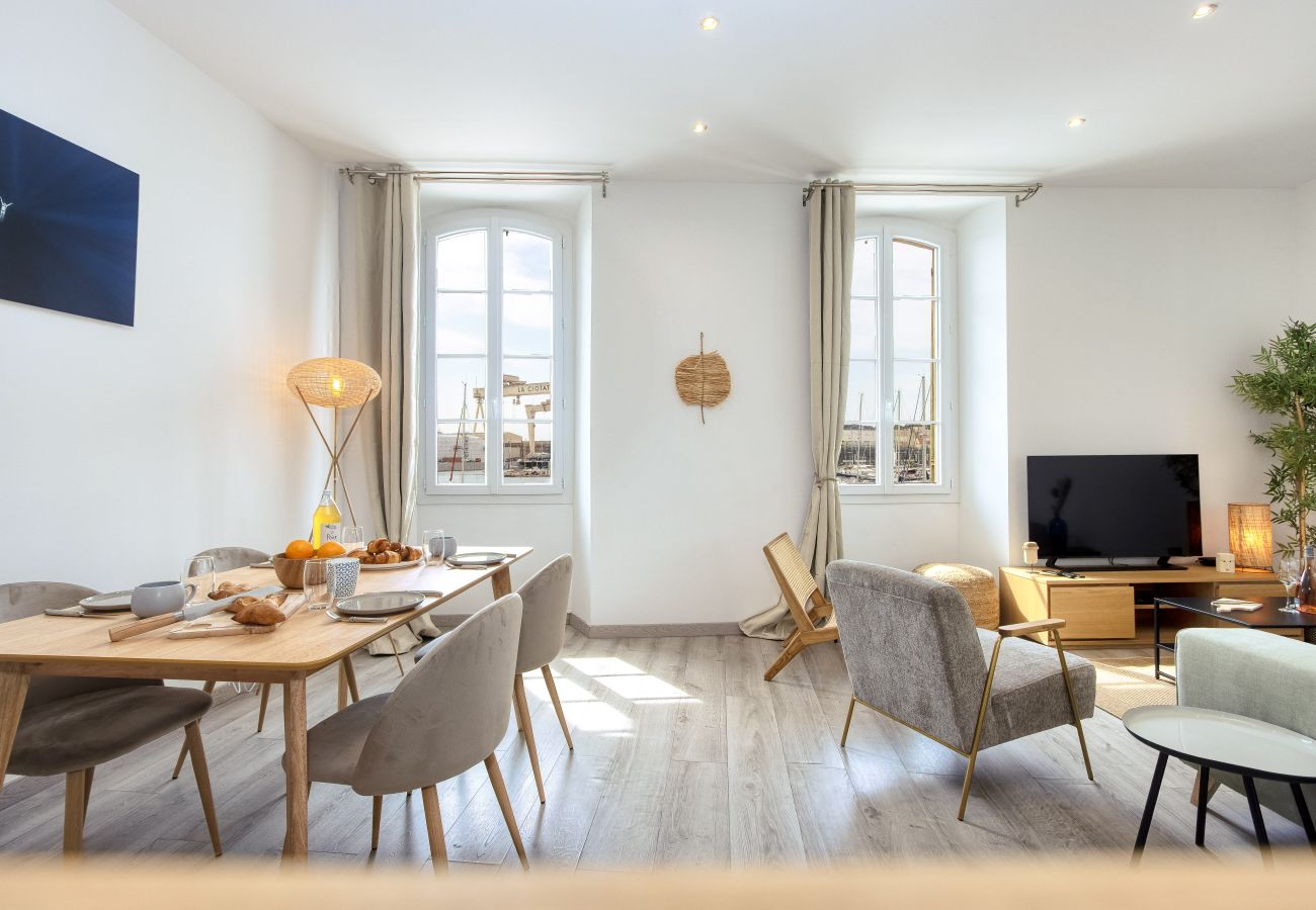 Appartement à La Ciotat - Vairo. Duplex lumineux, vue port, clim
