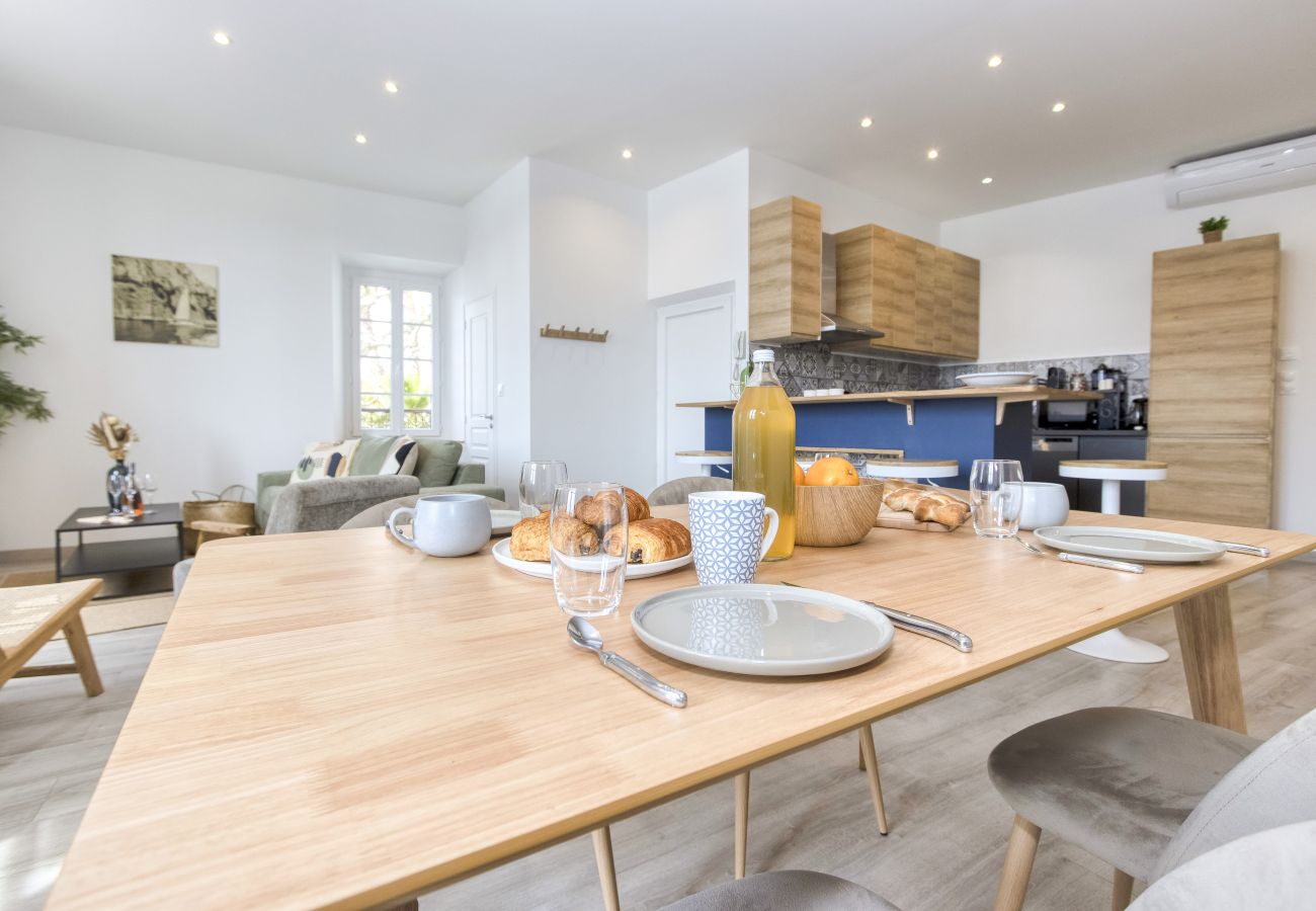 Appartement à La Ciotat - Vairo. Duplex lumineux, vue port, clim