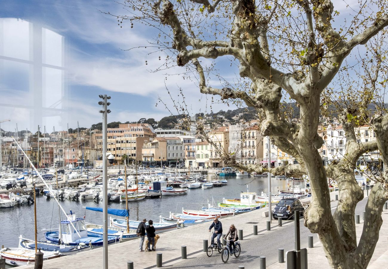 Appartement à La Ciotat - Vairo. Duplex lumineux, vue port, clim