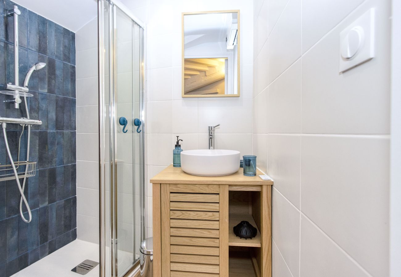 Appartement à La Ciotat - Vairo. Duplex lumineux, vue port, clim