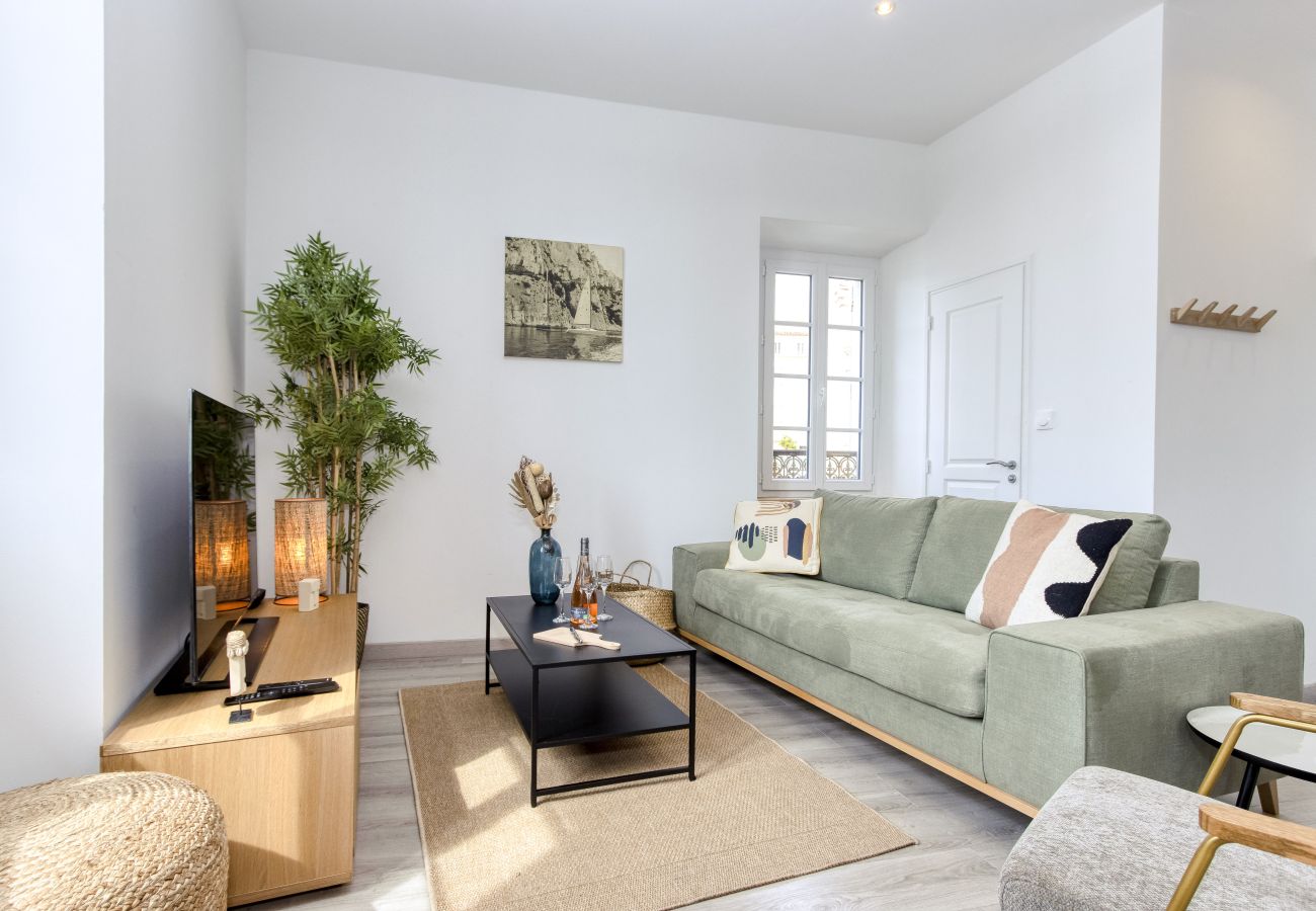 Appartement à La Ciotat - Vairo. Duplex lumineux, vue port, clim