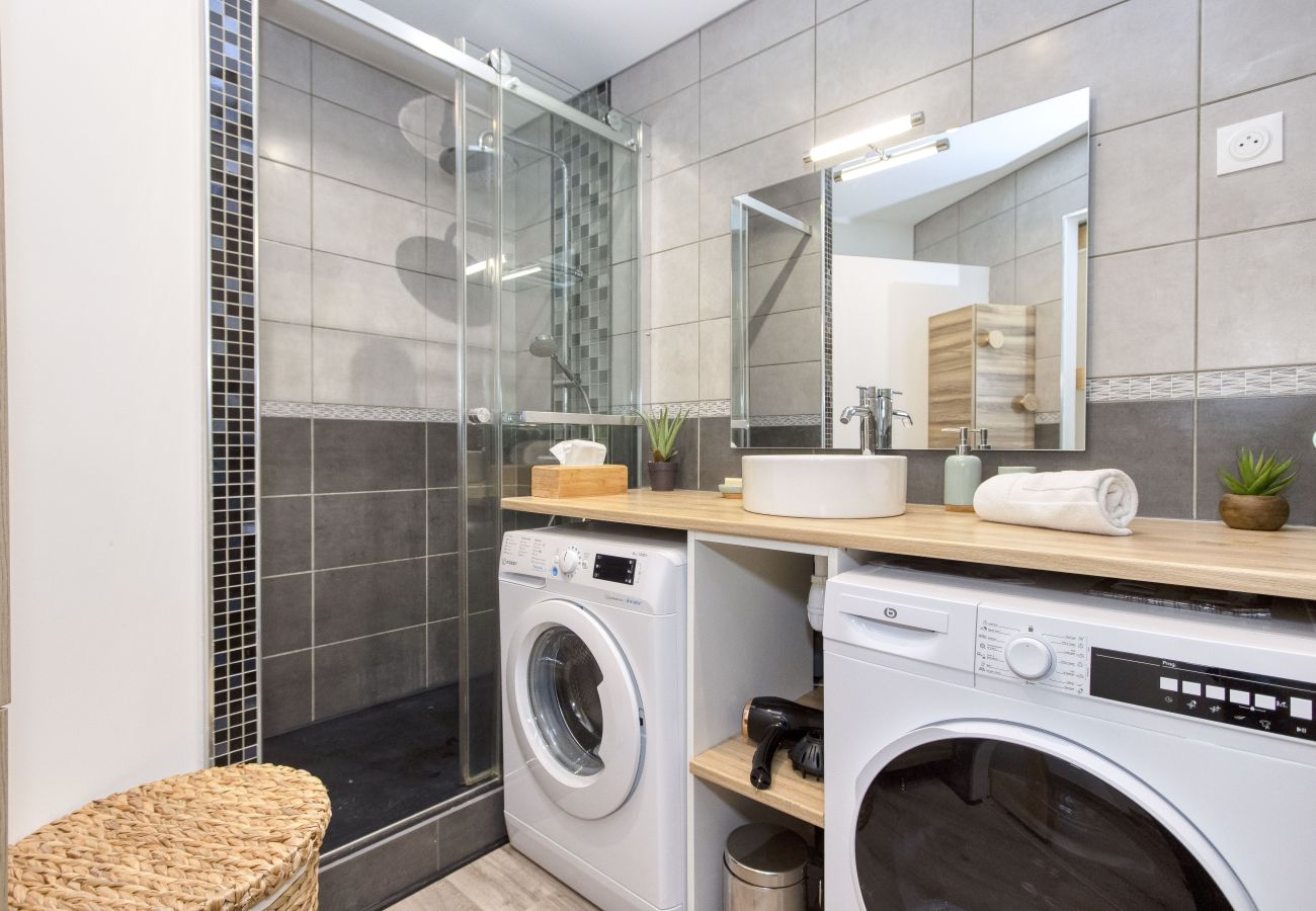 Appartement à La Ciotat - Vairo. Duplex lumineux, vue port, clim