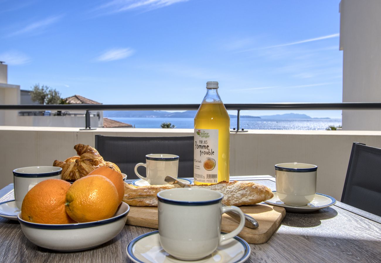 Appartement à La Ciotat - Arello. Vue mer exceptionnelle, clim, accès plage