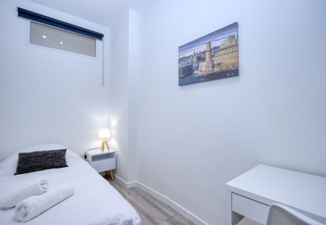 Appartement à La Ciotat - Besugo, déco contemporaine, clim, parking. Appartement à La Ciotat - Besugo, déco contemporaine, clim, parking.