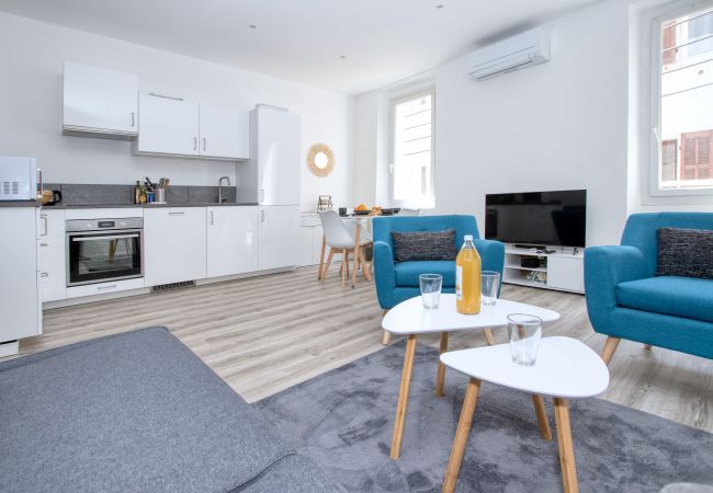 Appartement à La Ciotat - Besugo, déco contemporaine, clim, parking. Appartement à La Ciotat - Besugo, déco contemporaine, clim, parking.