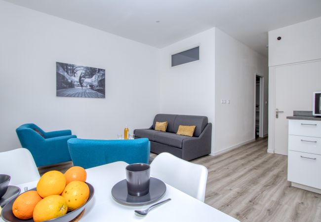 Appartement à La Ciotat - Besugo, déco contemporaine, clim, parking. Appartement à La Ciotat - Besugo, déco contemporaine, clim, parking.