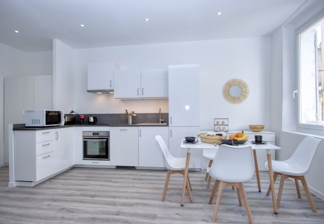 Appartement à La Ciotat - Besugo, déco contemporaine, clim, parking. Appartement à La Ciotat - Besugo, déco contemporaine, clim, parking.