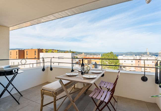Appartement à La Ciotat - Cambet. Terrasse vue mer, clim, parking. Appartement à La Ciotat - Cambet. Terrasse vue mer, clim, parking.