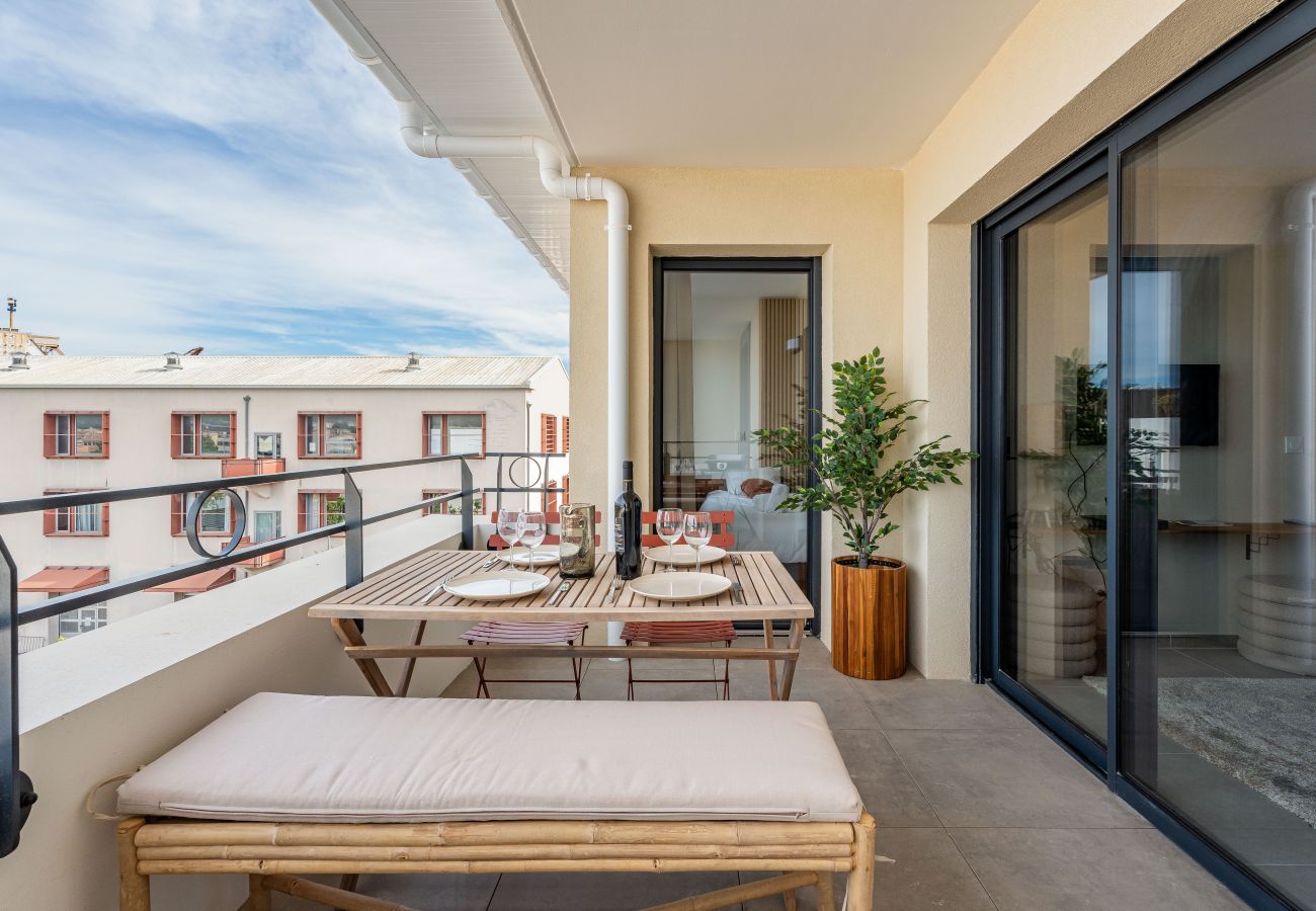 Appartement à La Ciotat - Cambet. Terrasse vue mer, clim, parking.