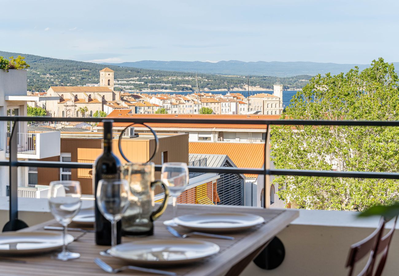 Appartement à La Ciotat - Cambet. Terrasse vue mer, clim, parking.
