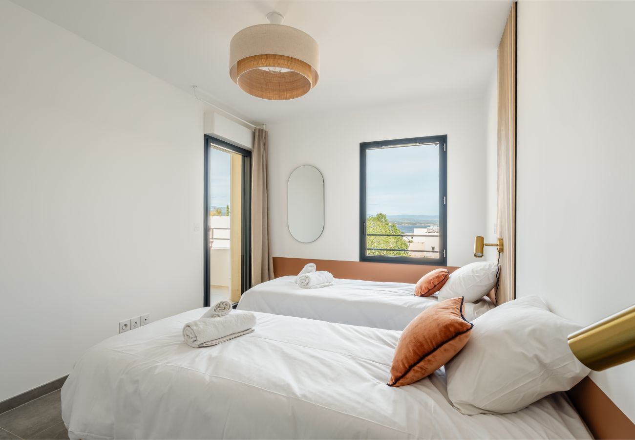 Appartement à La Ciotat - Cambet. Terrasse vue mer, clim, parking.