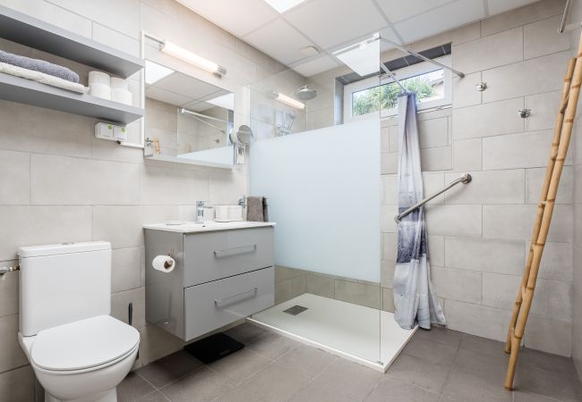 Appartement à La Ciotat - Les Cigales, bas de villa, clim, jardin parking Appartement à La Ciotat - Les Cigales, bas de villa, clim, jardin parking