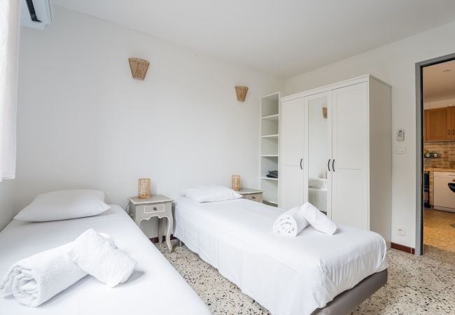 Appartement à La Ciotat - Les Cigales, bas de villa, clim, jardin parking Appartement à La Ciotat - Les Cigales, bas de villa, clim, jardin parking