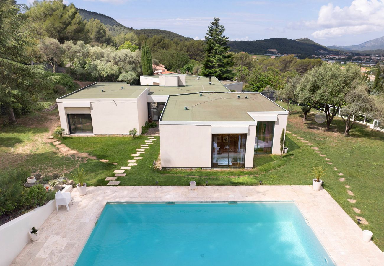 Maison à Roquefort-la-Bédoule - Domaine Maison Blanche, piscine, parc provençal