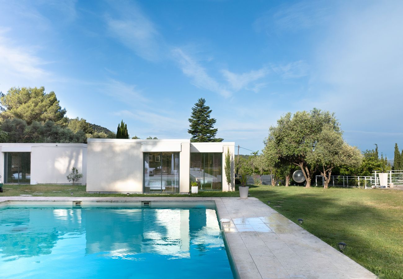 Maison à Roquefort-la-Bédoule - Domaine Maison Blanche, piscine, parc provençal