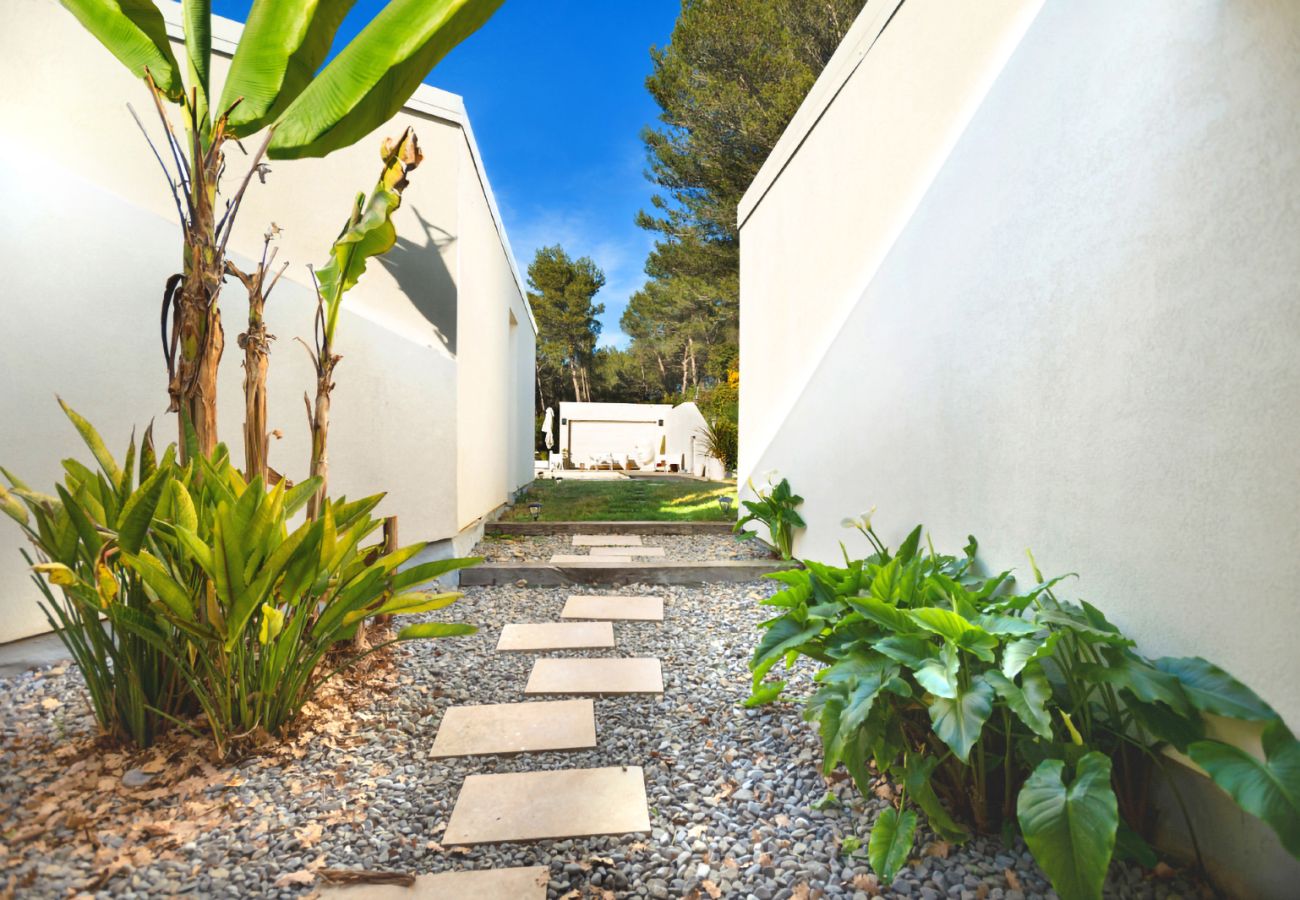 Maison à Roquefort-la-Bédoule - Domaine Maison Blanche, piscine, parc provençal