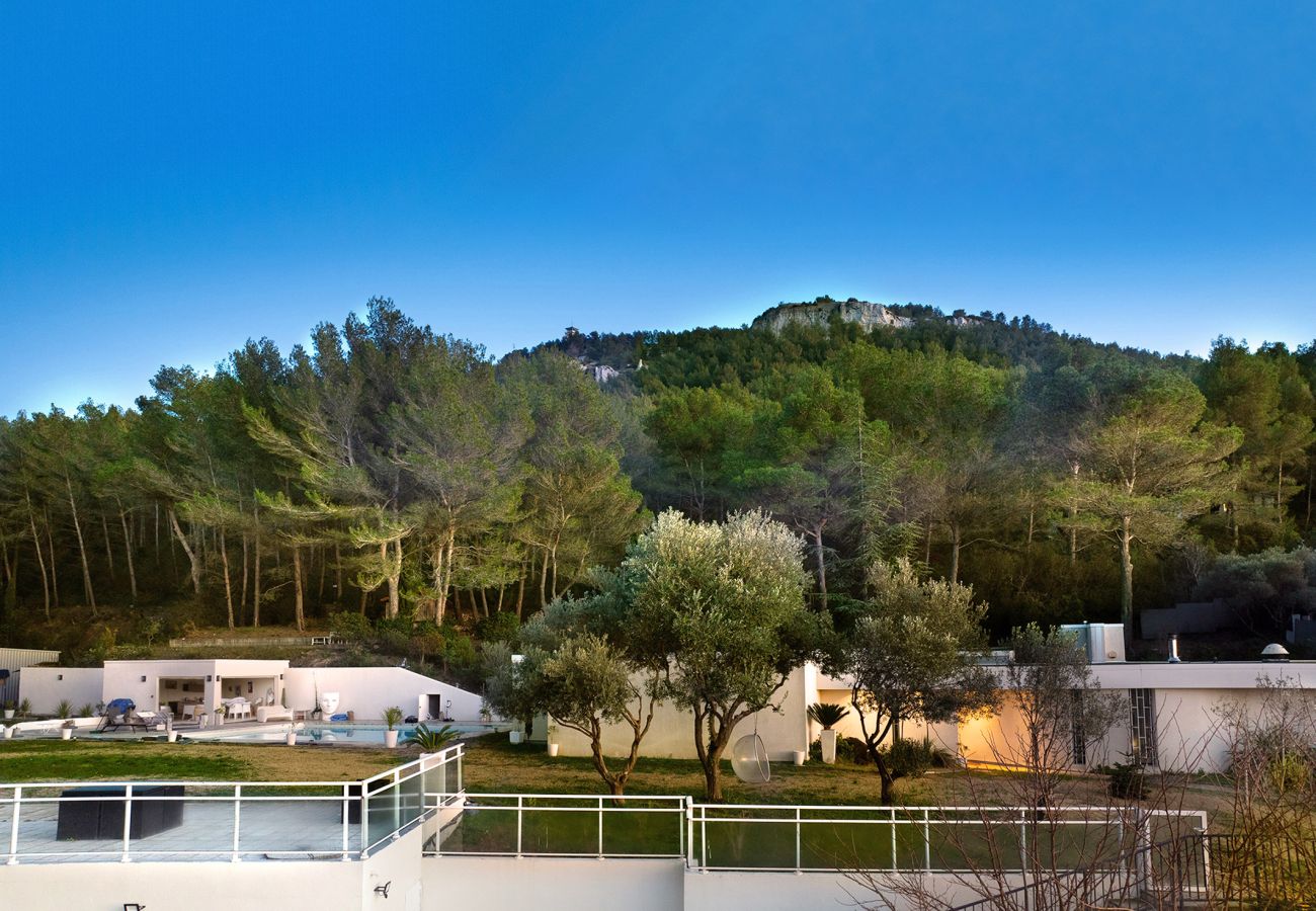 Maison à Roquefort-la-Bédoule - Domaine Maison Blanche, piscine, parc provençal