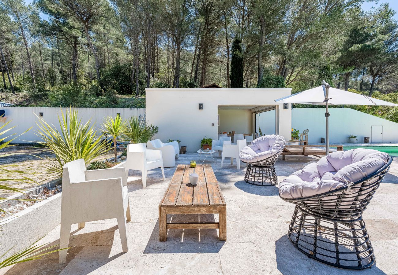 Maison à Roquefort-la-Bédoule - Domaine Maison Blanche, piscine, parc provençal