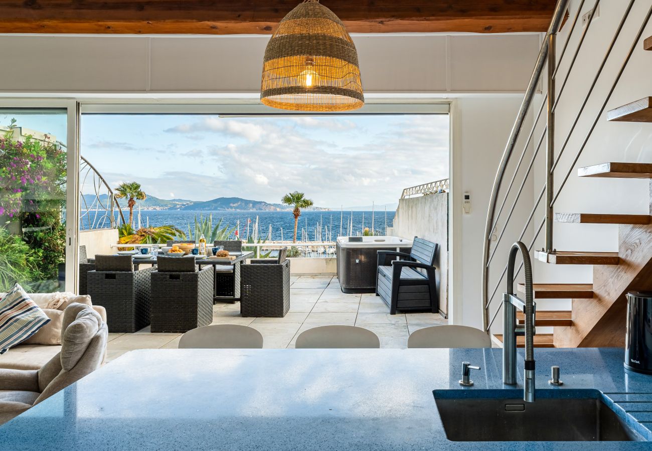 Appartement à La Ciotat - Pitchounette. Vue mer, terrasse, jacuzzi, clim