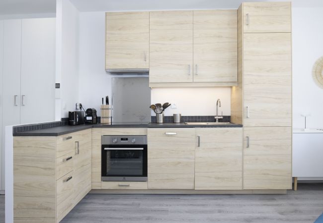 Appartement à La Ciotat - Cahino, déco contemporaine, clim, parking. Appartement à La Ciotat - Cahino, déco contemporaine, clim, parking.