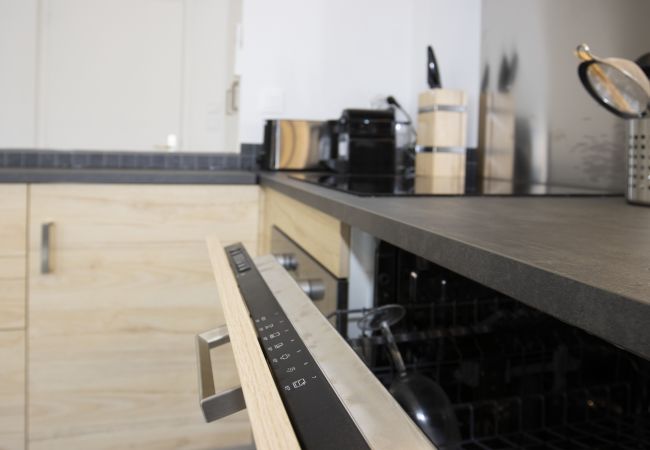 Appartement à La Ciotat - Cahino, déco contemporaine, clim, parking. Appartement à La Ciotat - Cahino, déco contemporaine, clim, parking.